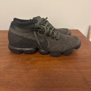 Nike Men's Dark Gray Athletic Shoes